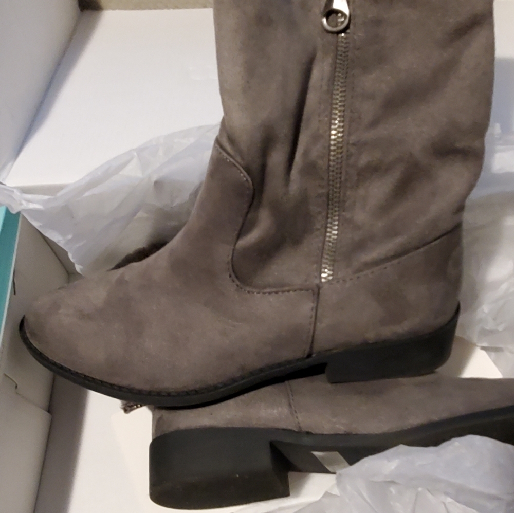 NIB Grey lined Maurices boots